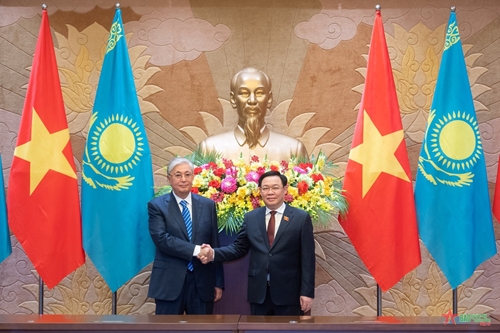 Chủ tịch Quốc hội Vương Đình Huệ hội kiến với Tổng thống Kazakhstan
